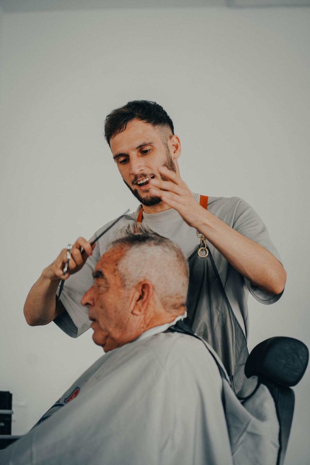 Cristian trabajando con tijera y peine