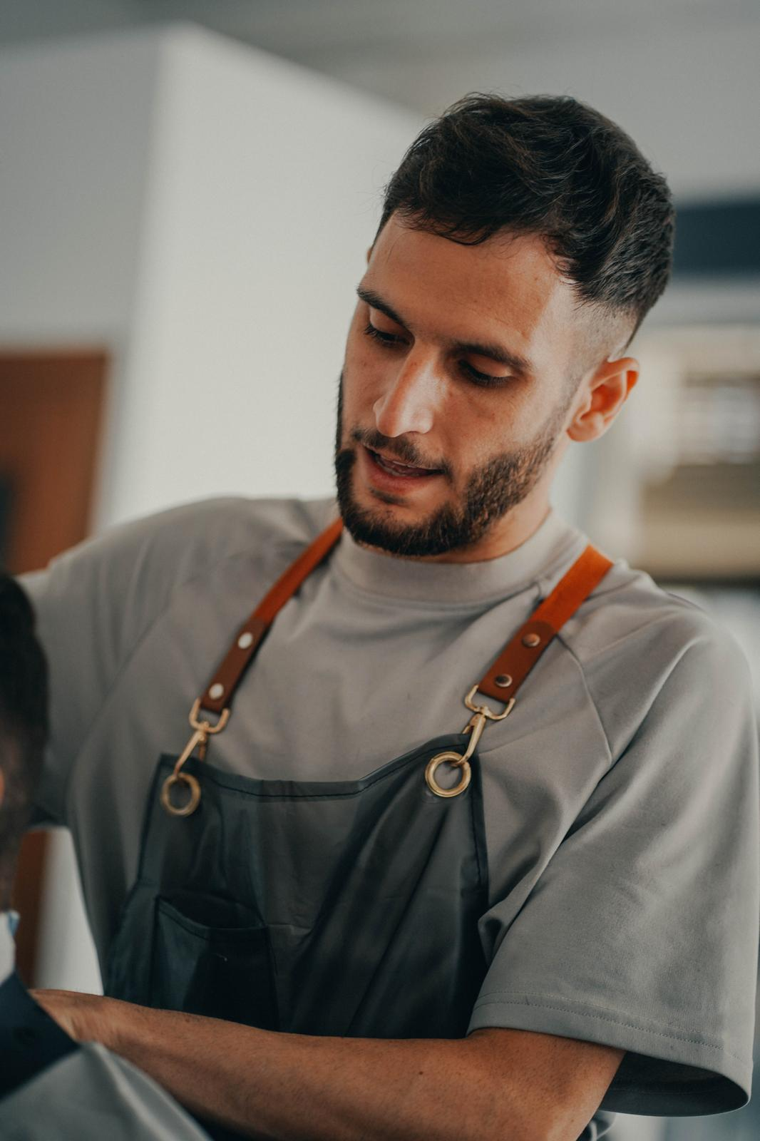 Cristian Quintana cortando el pelo a un cliente en CQ Barber Shop